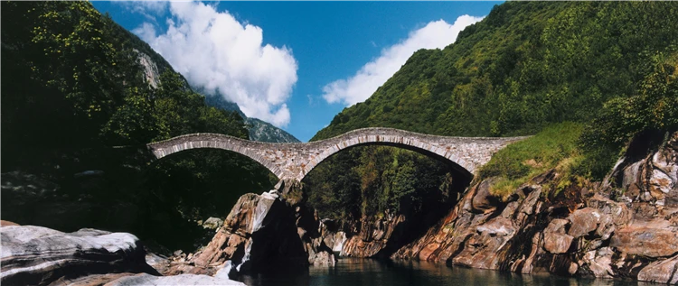 Kamenný most Ponte dei Salti v okolí Matterhornů | Symbol Švýcarska - legendární Matterhorn a alpské průsmyky