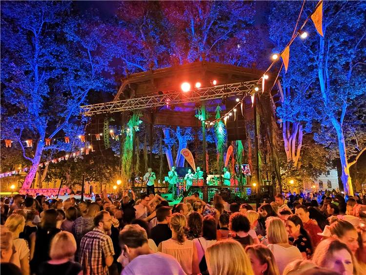 Hotelový pokoj s dvojlůžkem a příjemnou atmosférou | Festival světel Záhřeb a termální lázně