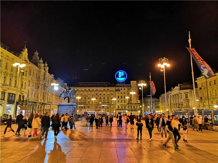 Hotelový pokoj s pohodlným lůžkem | Festival světel Záhřeb a termální lázně