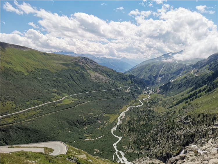 Alpská krajina při letním zájezdu po Švýcarsku a Rakousku | Symbol Švýcarska - legendární Matterhorn a alpské průsmyky