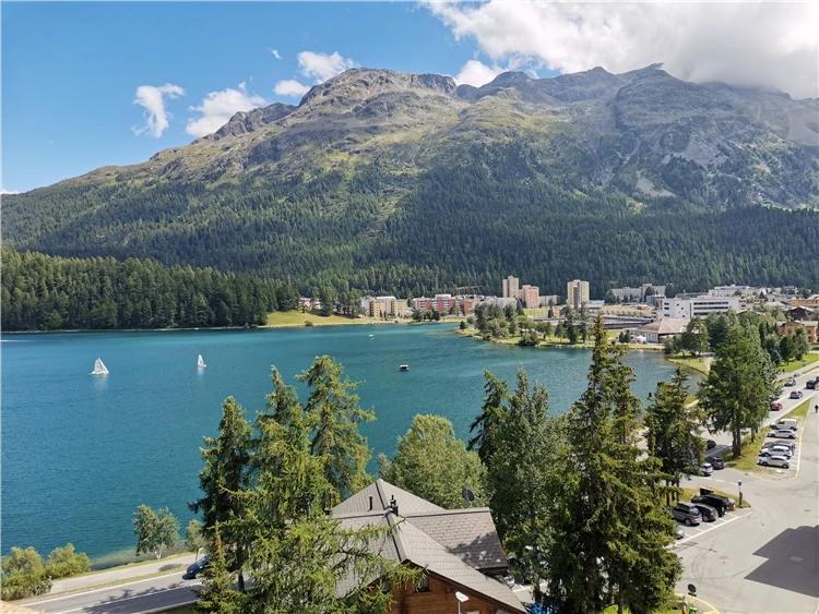 Horská scenérie v Alpách při letním zájezdu | Symbol Švýcarska - legendární Matterhorn a alpské průsmyky