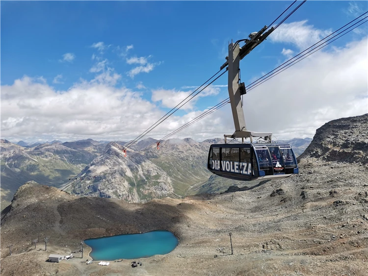 Alpský průsmyk s výhledem na okolní vrcholy | Symbol Švýcarska - legendární Matterhorn a alpské průsmyky