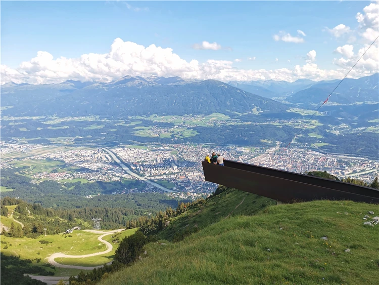 Horská cesta s výhledem na švýcarské Alpy | Symbol Švýcarska - legendární Matterhorn a alpské průsmyky