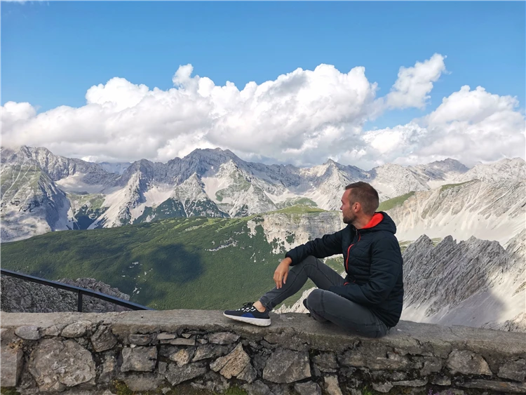 Alpská scenérie s loukami a horskými štíty | Symbol Švýcarska - legendární Matterhorn a alpské průsmyky