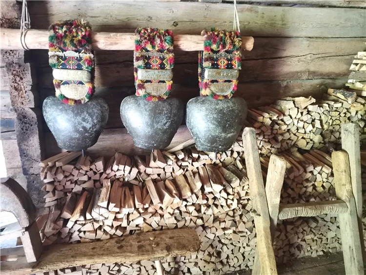 Výhled na alpské vrcholy a údolí ve Švýcarsku | Symbol Švýcarska - legendární Matterhorn a alpské průsmyky