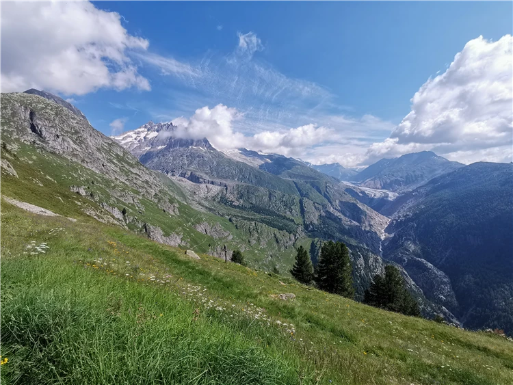 Horská krajina při letním výletu v Alpách | Symbol Švýcarska - legendární Matterhorn a alpské průsmyky