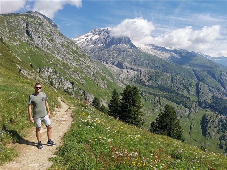 Pohled na alpské štíty a zelená údolí | Symbol Švýcarska - legendární Matterhorn a alpské průsmyky