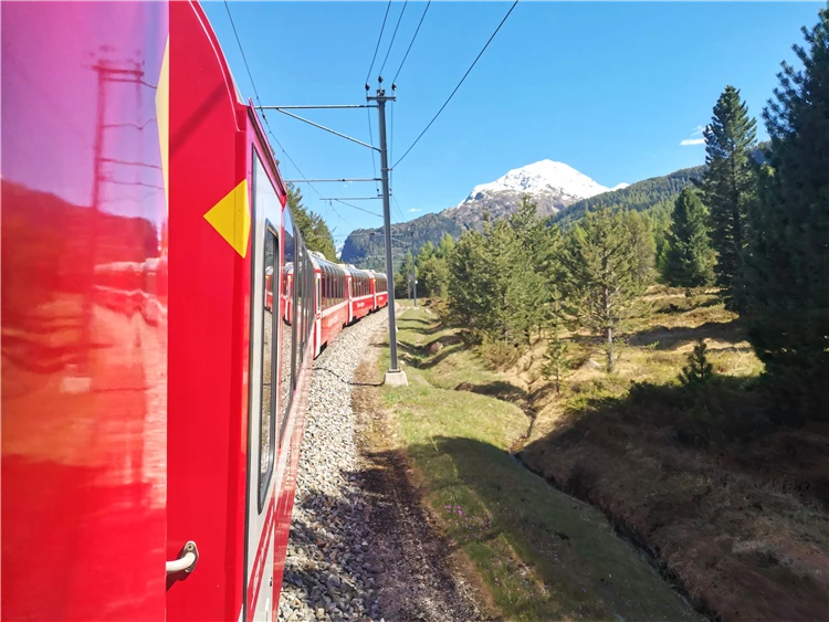 Alpská krajina v květnu – hory a sněhové pole | Symbol Švýcarska - legendární Matterhorn a alpské průsmyky