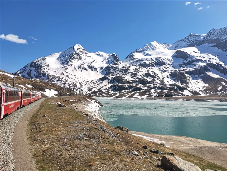 Horský výhled při jarním zájezdu po Alpách | Symbol Švýcarska - legendární Matterhorn a alpské průsmyky