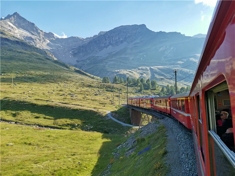 Večerní nálada v alpském městečku, Švýcarsko | Symbol Švýcarska - legendární Matterhorn a alpské průsmyky