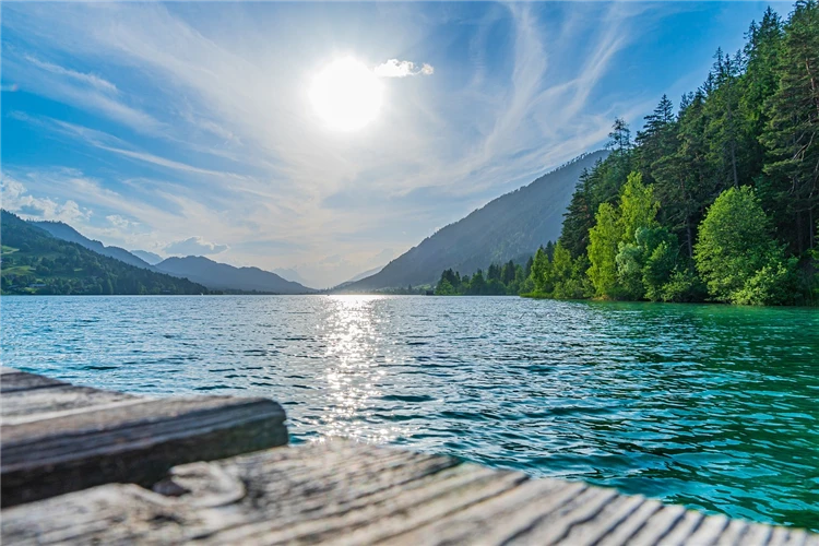 Horské jezero v Korutanech za slunečného dne | Léto v Korutanech s kartou