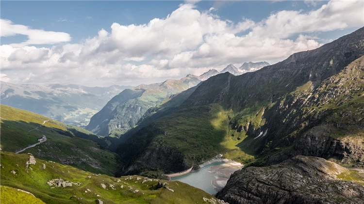 Horské panorama Korutan s údolím a loukami | Léto v Korutanech s kartou