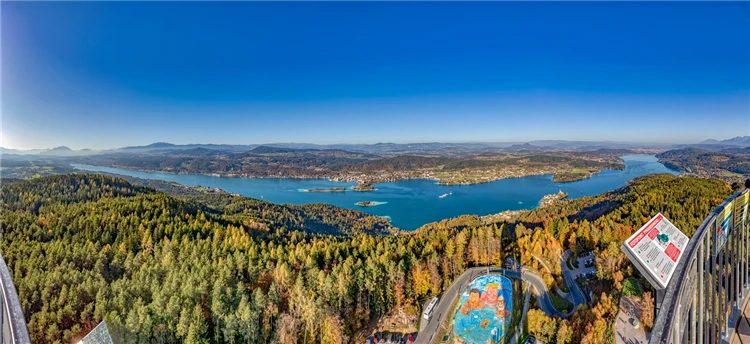 Jezero Wörthersee v Korutanech za slunečného dne | Léto v Korutanech s kartou