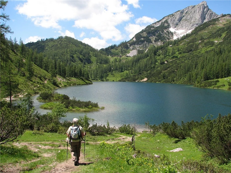 Idylická alpská krajina v Rakousku s horami v pozadí | Ledovec Dachstein a nejkrásnější jezera Alp