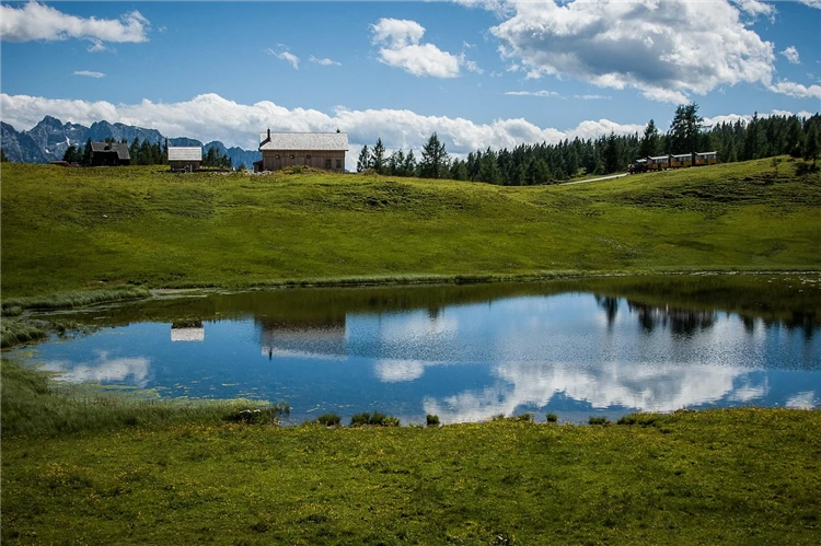 Tradiční alpská louka s chatou v Rakousku | Ledovec Dachstein a nejkrásnější jezera Alp