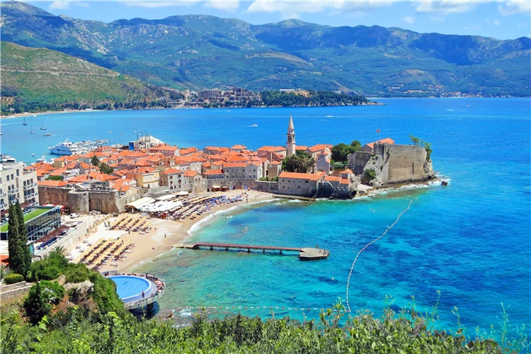 Výhled na staré město Budva z vyhlídkového bodu, Černá Hora | Černá Hora  - skrytá perla Balkánu