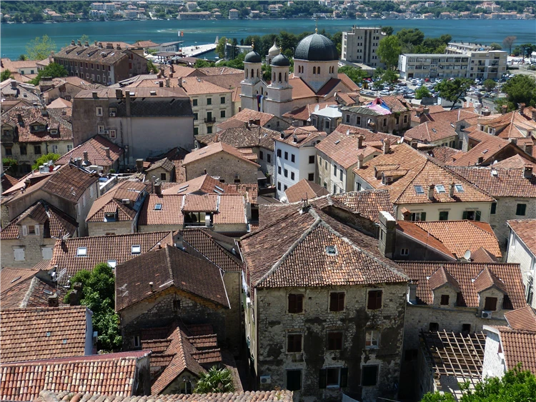Úzké uličky a kamenné domy starého města Kotor | Černá Hora  - skrytá perla Balkánu