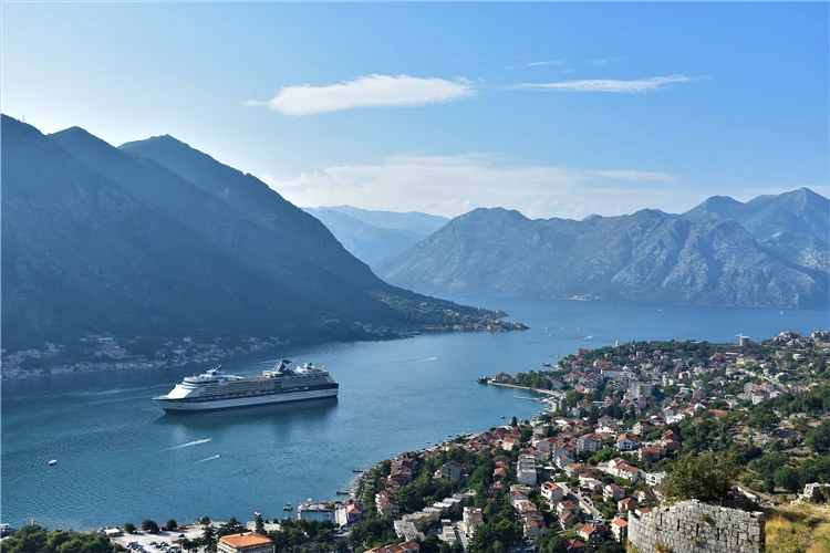 Letecký pohled na Kotor a Kotorský záliv za soumraku | Černá Hora  - skrytá perla Balkánu
