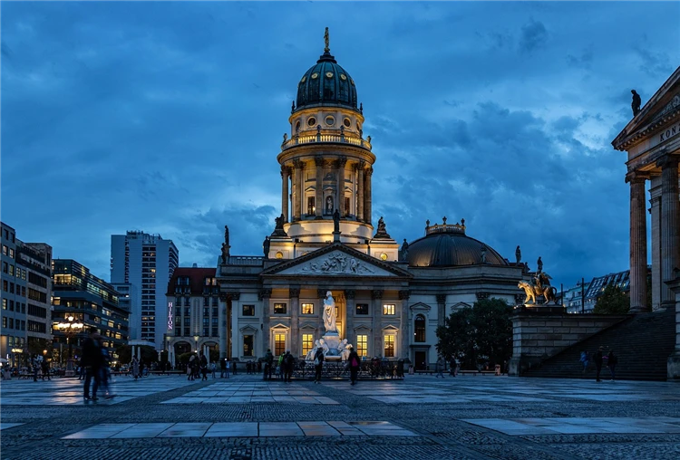 Noční panorama Berlína v modré hodince | Drážďany, Berlín a německé "Versailles"