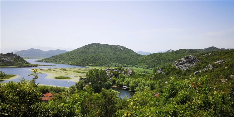Horské jezero a zelená krajina Černé Hory | Černá Hora  - skrytá perla Balkánu