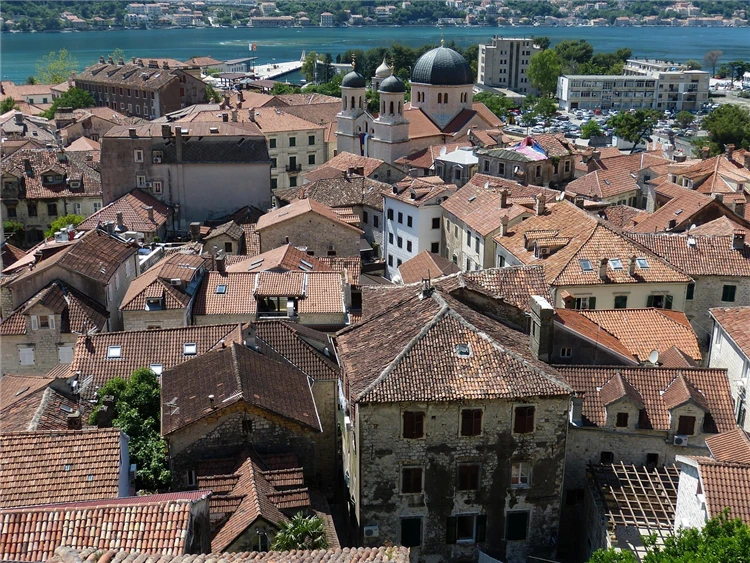Starobylé hradby a věže opevněného města Kotor | Černá Hora  - skrytá perla Balkánu