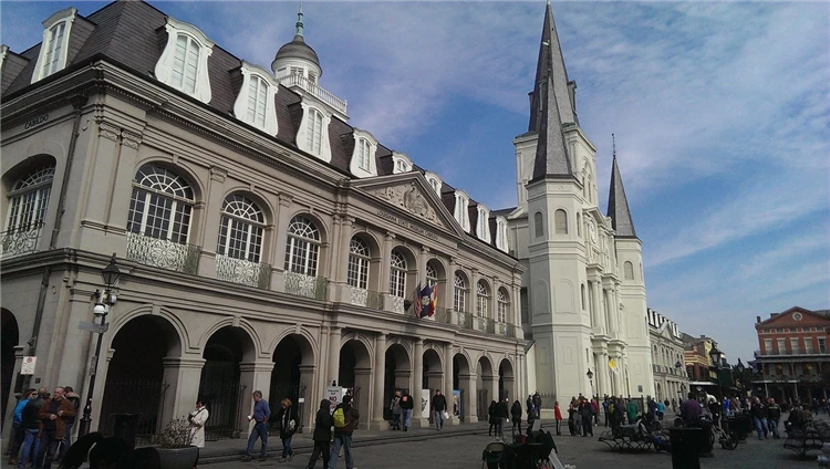 Ulice s barevnými domy připomínající New Orleans | Smyslná Paříž, zámky na Loiře a zábavní park Disneyland