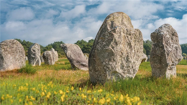 Prehistorický menhir v bretaňské krajině | Tajuplná Bretaň a drsná krása Normandie
