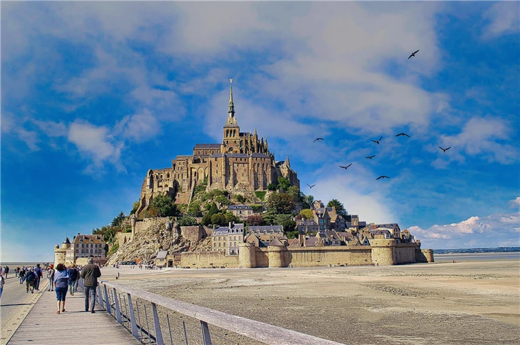 Mont Saint-Michel – ikonický ostrovní klášter v Normandii | Pohlednice z Bretaně a Normandie s koupáním a výletem na ostrov Jersey