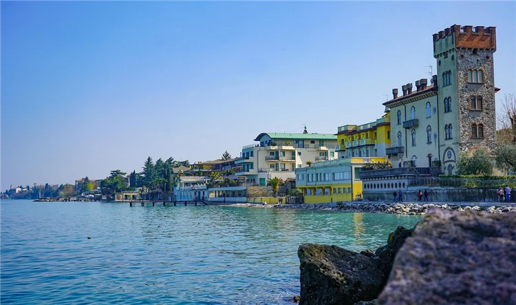Desenzano del Garda – přístav na jižním břehu jezera Garda | Za jarní krásou alpských jezer