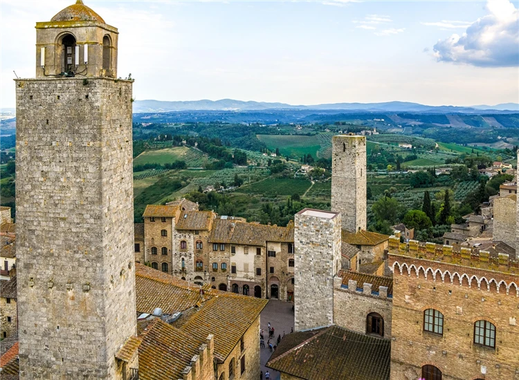 Panorama San Gimignano se středověkými věžemi | Pod toskánským sluncem