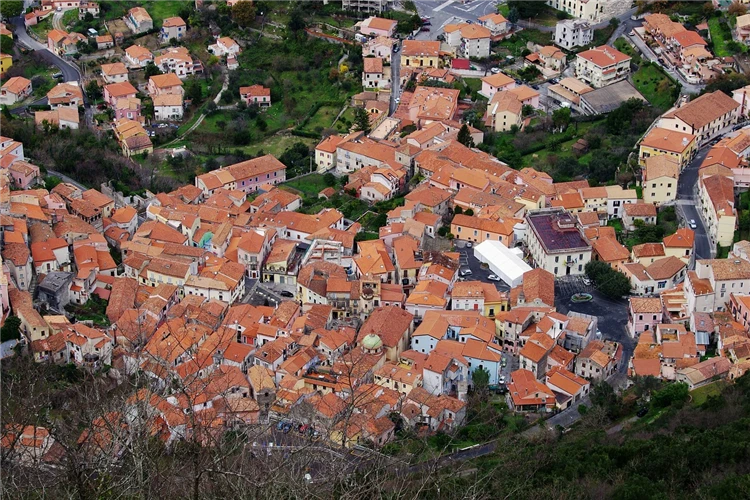 Přístav a staré centrum Maratea za slunného dne | Kalábrie všemi smysly
