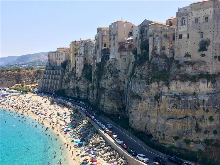 Historická Tropea na skalnatém útese nad mořem | Kalábrie všemi smysly