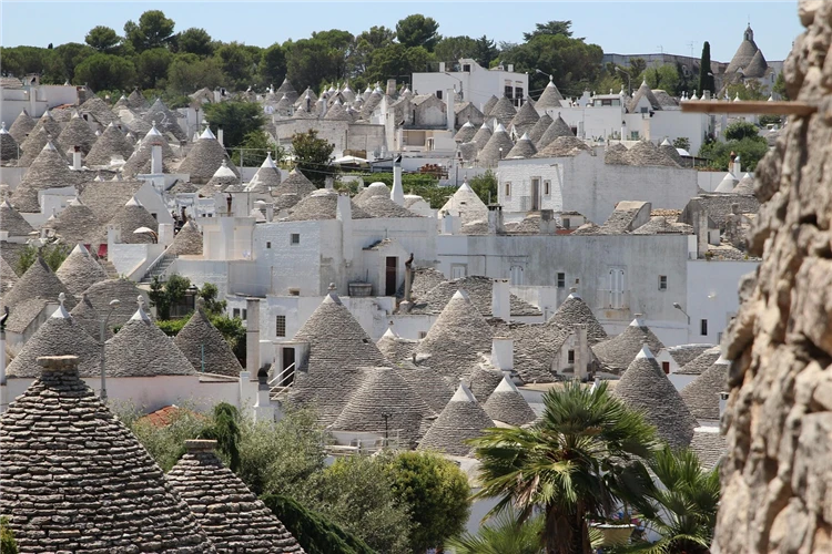 Vesnice trulli v Apulii za slunečného dne | Neodolatelné Gargano s výletem do exotické Apulie