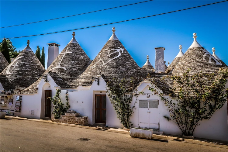 Tradiční trulli s kuželovými střechami v Apulii | Neodolatelné Gargano s výletem do exotické Apulie