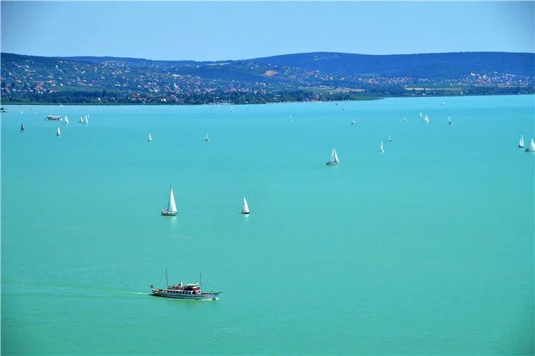 Pohled na klidnou hladinu Balatonu za slunečného dne | Prázdniny u Balatonu