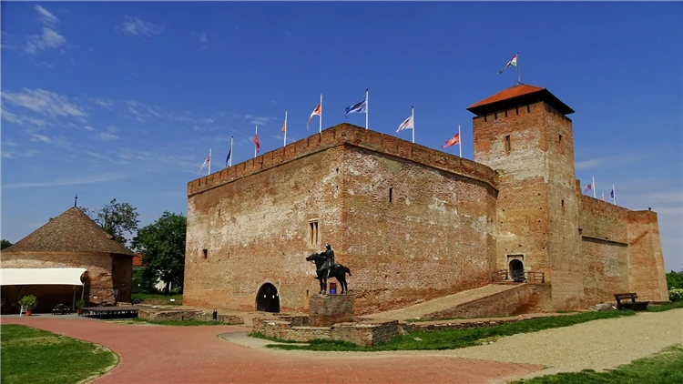 Typická maďarská venkovská krajina nebo historické místo | Festival klobás v Békéscsabě
