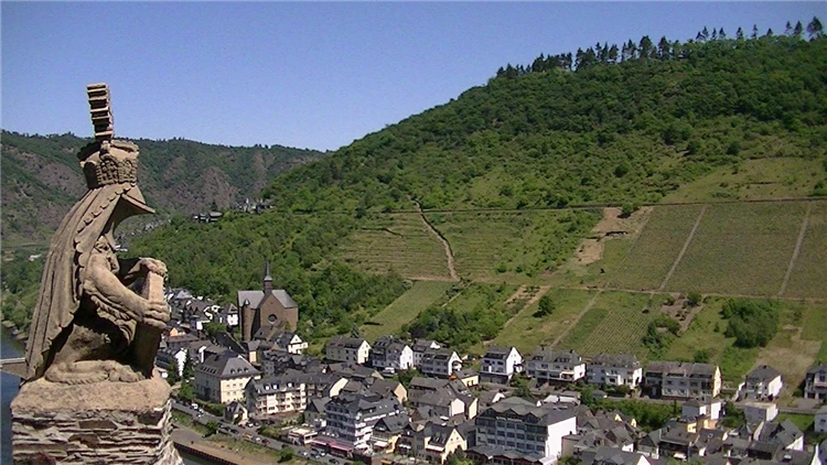 Hrad Cochem tyčící se nad řekou Moselou | Údolí Rýna plné romantiky a historie
