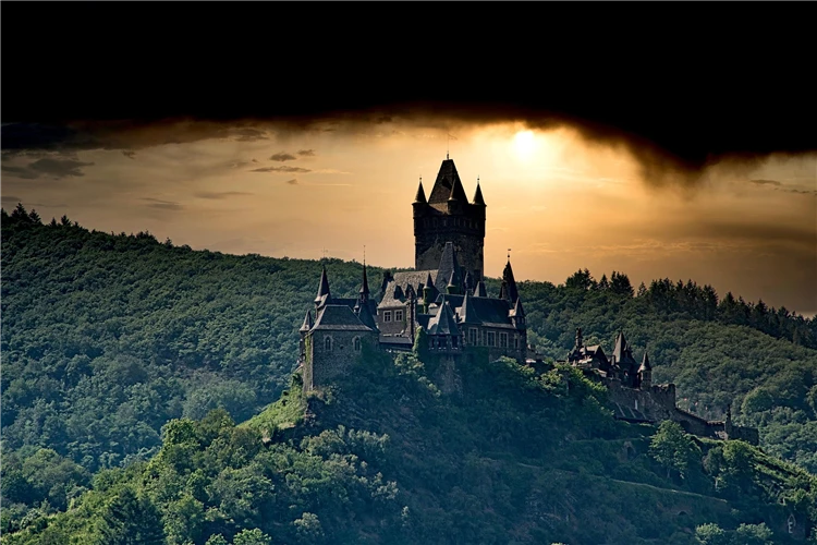 Hrad Cochem s výhledem na město a řeku Moselu | Údolí Rýna plné romantiky a historie