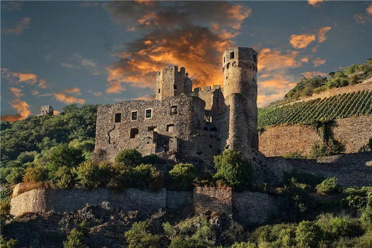 Romantický hrad nad řekou Rýn v Německu | Údolí Rýna plné romantiky a historie