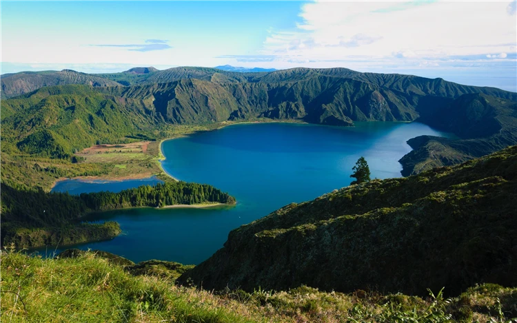 Lagoa do Fogo – vulkanické jezero obklopené zelenými kopci, ostrov Sao Miguel, Azory | Azorské ostrovy São Miguel a Santa Maria