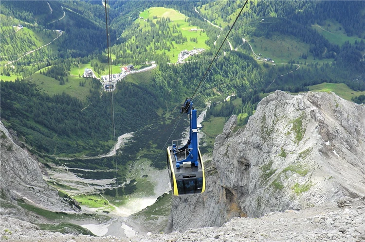 Lanovka vedoucí k ledovci Dachstein v Rakousku | Ledovec Dachstein a nejkrásnější jezera Alp