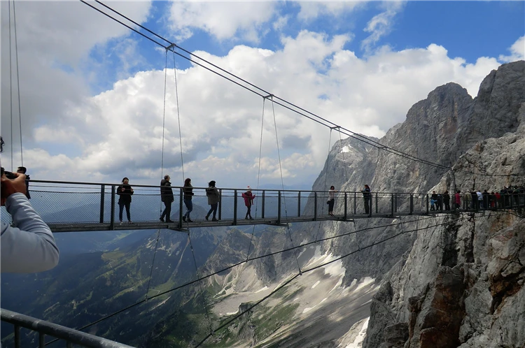 Visutá lávka na ledovci Dachstein s výhledem do údolí | Ledovec Dachstein a nejkrásnější jezera Alp