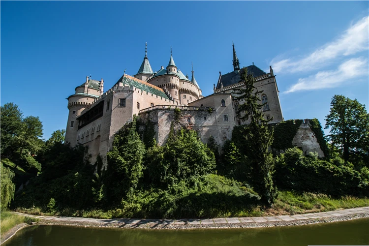 Historičtí šermíři předvádějí souboj na středověkém festivalu | Poklady Banské Štiavnice a okolí