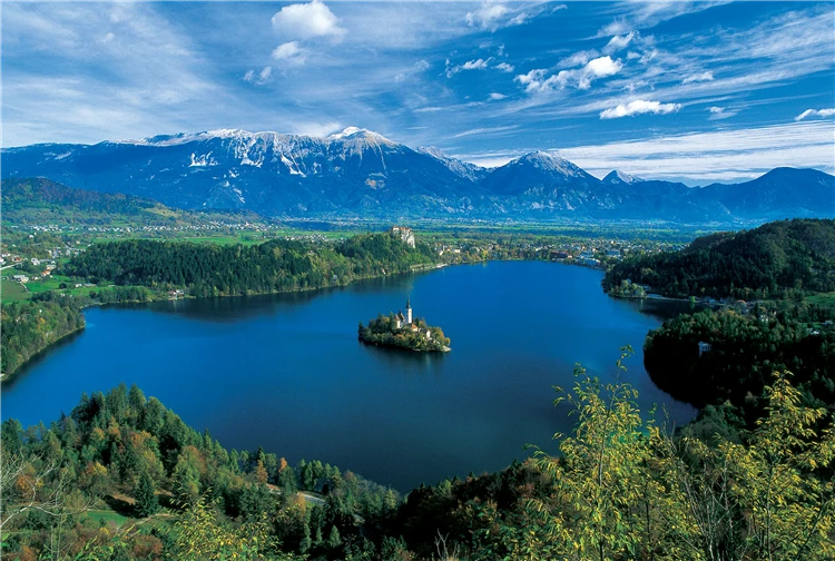 Slovinské jezero Bled s ostrůvkem a kostelem, v pozadí Julské Alpy | Slovinsko křížem krážem