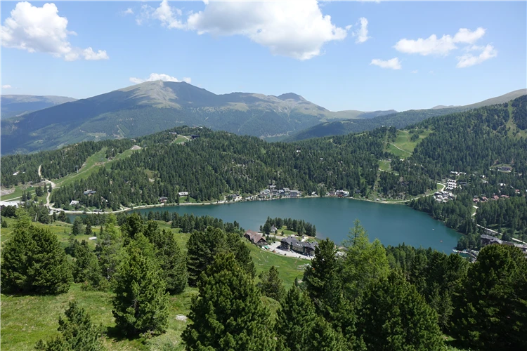 Panoramatický výhled na korutanské Alpy v létě | Léto v Korutanech s kartou