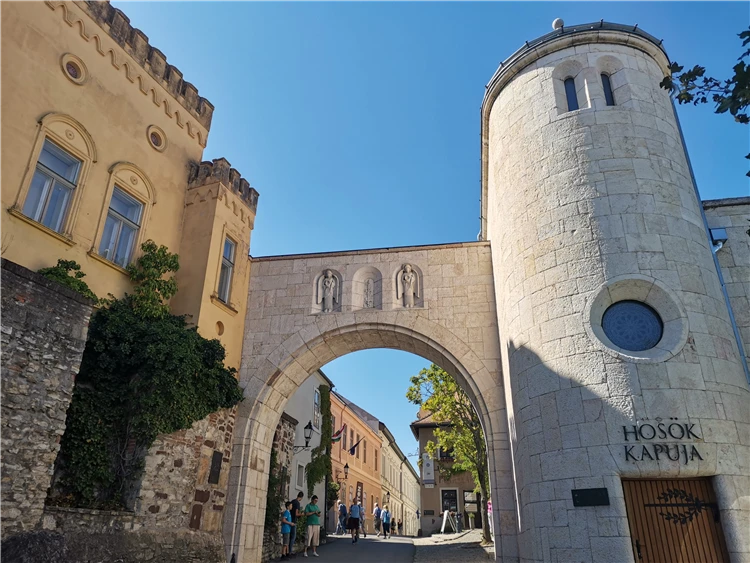Historické náměstí ve Veszprému s barokní architekturou | Prázdniny u Balatonu
