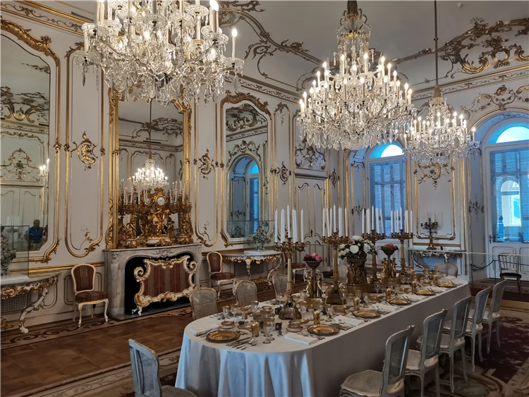 Zahrada a průčelí Festeticsova paláce v Keszthely | Prázdniny u Balatonu