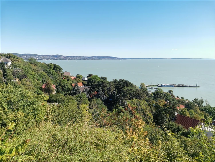 Výhled na Tihany a jezero Balaton z výšiny | Prázdniny u Balatonu