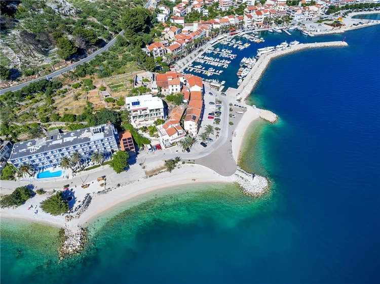 Pohled na přímořské městečko Podgora z výšky | Podgora / Vila Paško