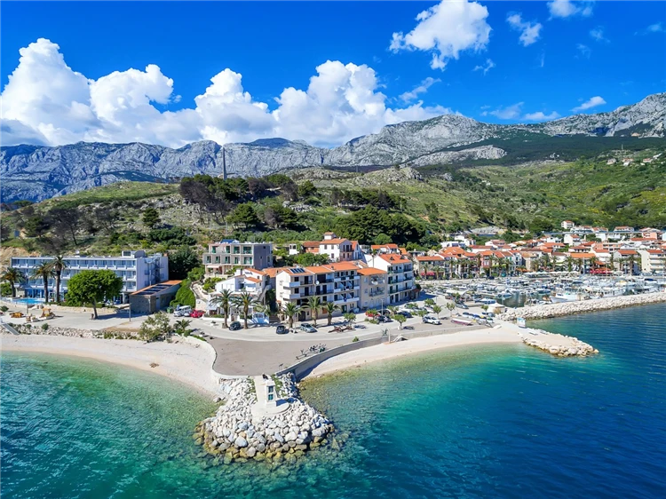 Panorama Podgory s pobřežím a modrým mořem | Podgora / Vila Paško
